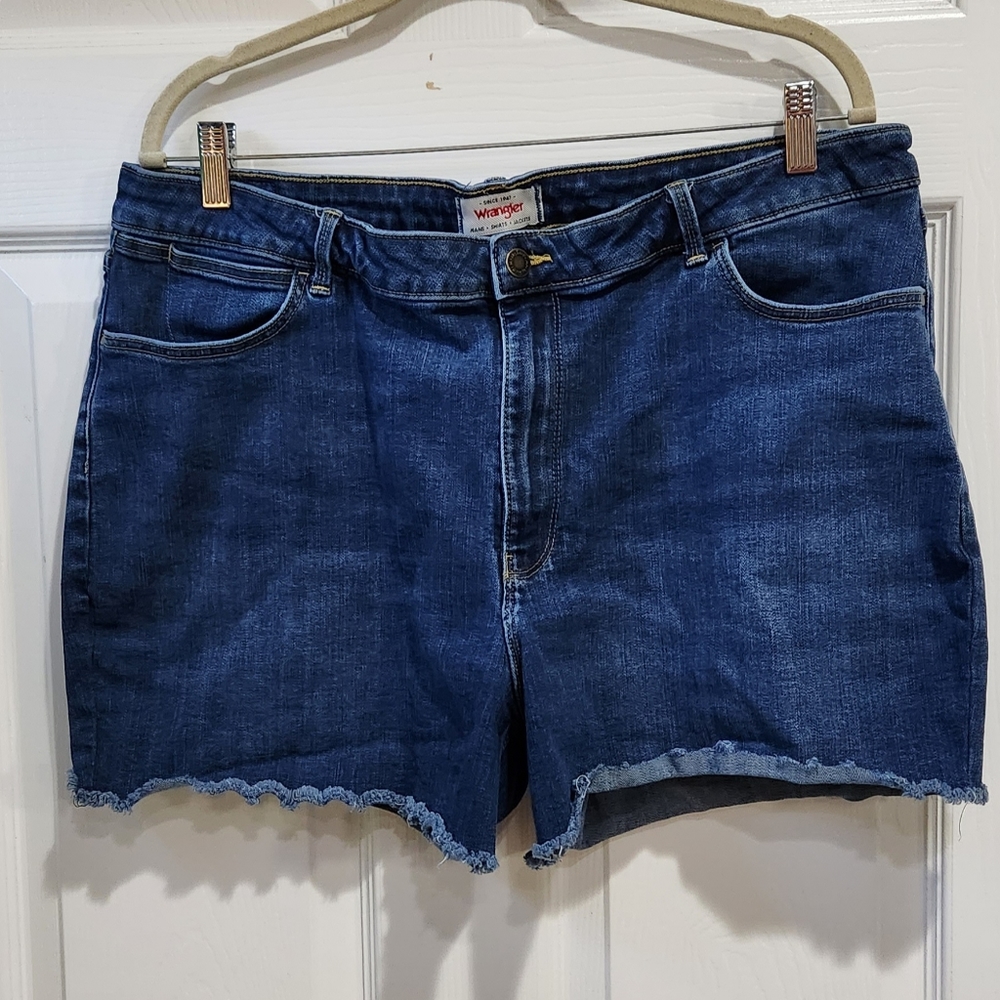 Wrangler women's medium wash frayed raw hem denim shorts size 20W